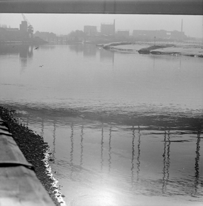 477 Weerspiegeling van de Wilhelminabrug in het water van de IJsel. Onder de brug door zicht op de Gasfabriek en Gulf ...