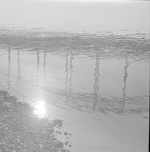 478 Weerspiegeling van de Wilhelminabrug in het water van de IJsel., 1961-01-01