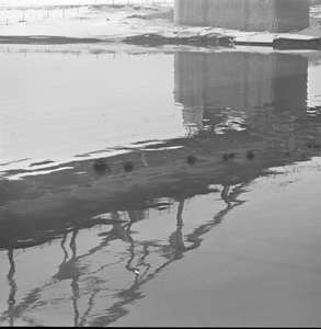 479 Weerspiegeling van de Wilhelminabrug in het water van de IJsel. Foto genomen vanaf de Welle., 1961-01-01