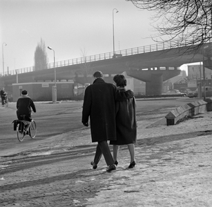 480 Kruispunt Welle, Pothoofd en Zandpoort. Op de achtergrond de afrit van de Wilhelminabrug., 1961-01-01
