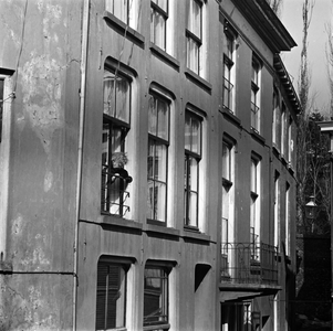 482 Panden aan het Sassenstraatje welke met een trap naar boven gaat vanaf het Bergschild naar het Bergkerkplein., 1961-01-01