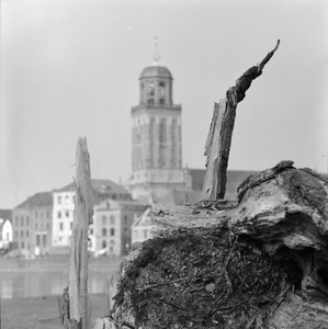 498 Stilleven vanaf de Bolwerksweg met de Deventer Toren op de achtergrond., 1961-01-01