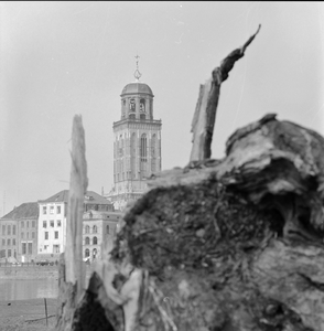 502 Stilleven vanaf de Bolwerksweg op de Welle. De Deventer Toren en het witte pand Hotel de Engel., 1961-01-01
