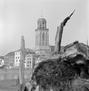 503 Stilleven vanaf de Bolwerksweg op de Welle. De Deventer Toren en het witte pand Hotel de Engel., 1961-01-01