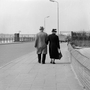 508 Bejaard echtpaar aan de wandel langs de Welle ter hoogte van rechts Hotel De Engel en Hotel De Moriaan. Op de ...