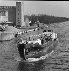 522 Binnenvaartschip op het Twente-kanaal bij Almen. Links de silo van C.L.V. Almen/Harfsen., 1961-01-01