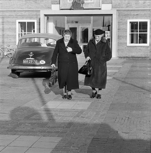 523 Twee dames verlaten het St. Jozef ziekenhuis., 1961-01-01