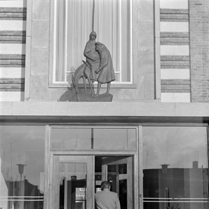 524 Kunstwerk boven de ingang van het St. Josef ziekenhuis., 1961-01-01