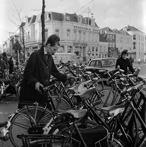 526 Rotonde op de Brink hoek Keizerstraat. Toen konden de fietsen daar nog gestald worden. OP de achtergrond Hotel de ...