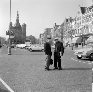 537 De Brink nog volop in gebruik als parkeerterrein. Op de achtergrond De Waag., 1961-01-01
