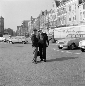 538 De Brink nog volop in gebruik als parkeerterrein. Op de achtergrond De Waag., 1961-01-01