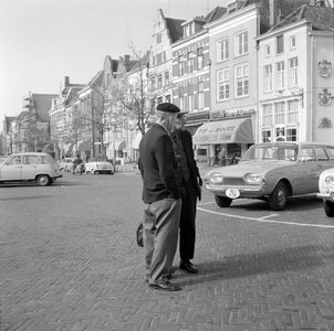 539 De Brink nog volop in gebruik als parkeerterrein. Op de achtergrond De Waag., 1961-01-01