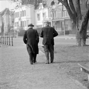 571 Even een wandelingetje maken langs de IJssel aan de Welle. Achter de boom de ingang van de Melksterstraat., 1961-01-01