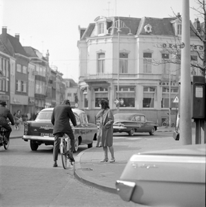 573 De rotonde op de kruising Korte Bisschopstraat, Keizerstraat en Brink. Op de achtergrond Hotel de Keizer., 1961-01-01