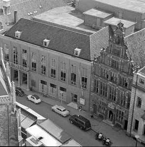591 Gezicht vanaf de Deventer Toren op het Grote Kerkhof. Links de Schouwburg en rechts het Landshuis. Onder in beeld ...