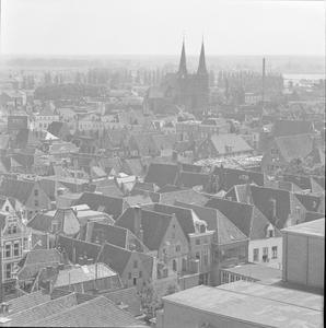 592 Gezicht vanaf de Deventer Toren over deel van de stad in zuidelijke richting met o.a. de Bergkerk, 1961-01-01