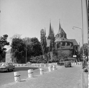 596 Reconstructie van de kruising Kazernestraat en Emmaplein. Met het achteraanzicht van de Bergkerk., 1961-01-01
