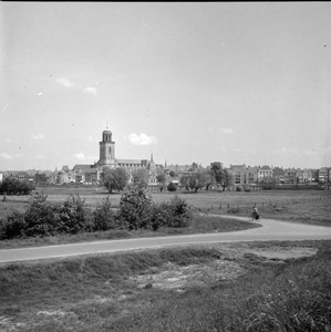 597 De skyline van Deventer, vanaf de Bolwerksweg naast de oprit van de Wilhelminabrug., 1961-01-01
