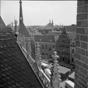 599 Gezicht vanaf de Deventer Toren op het Grote Kerkhof. Op de achtergrond de Deventer Schouwburg en daarnaast het ...