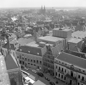 604 Gezicht vanaf de Deventer Toren op het Grote Kerkhof. V.l.n.r. de Panden van De Hereeniging, de Deventer ...