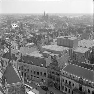 605 Gezicht vanaf de Deventer Toren op het Grote Kerkhof. V.l.n.r. de Panden van De Hereeniging, de Deventer ...