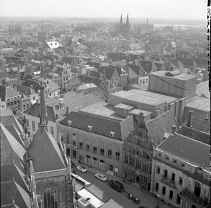 606 Gezicht vanaf de Deventer Toren op het Grote Kerkhof. V.l.n.r. de Panden van De Hereeniging, de Deventer ...