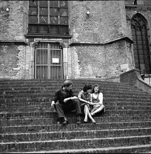 607 Op de trappen van de Bergkerk., 1961-01-01
