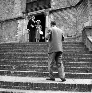 610 Fotograaf neemt foto's van bruidspaar tijdens het verlaten van de Bergkerk, 1961-01-01