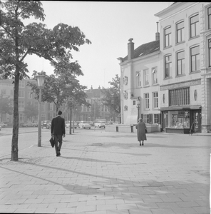 624 Plekje op de Brink. Rechts Drogisterij De Penninckshoek, met op de hoek het Deventer Koekhuisje., 1961-01-01