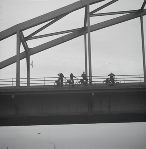 88 Fietsers op de Wilhelminabrug vanaf het Pothoofd., 1961-01-01