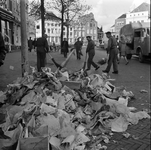 931 Opruimwerkzaamheden van restanten van de weekmarkt op de Brink door mensen van de dienst Gemeente-reiniging., 1961-01-01