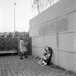 932 Kranslegging bij het oorlogsmonument op de hoek Handelskade Gedempte Gracht., 1961-01-01