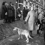 936 4 mei Dodenherdenking. Mensen hebben zich verzameld op de Snipperlingsdijk, tegenover het Twentol Monument., 1961-01-01