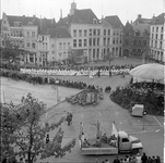 941 Bevrijdingsoptocht op de Brink. De optocht begon op de Ceintuurbaan en ging via de Boxbergerweg richting de Brink. ...