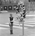 949 Monument Handelskade, krans bij zebrapad., 1961-01-01