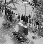 954 Deventer. Bevrijdingsdag 5 mei. Toeschouwers bij de hardloopwedstrijd staan langs het hek bij de Brink., 1961-01-01