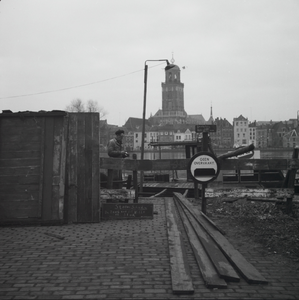 96 De overvaart met het pontje is tijdelijk buiten gebruik wegens stormschade aan loopbrug aan de Wellezijde., 1961-01-01