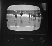 976 Europese schaatskampioenschappen Allround op 22 en 23 januari 1966 te Deventer. Televisiebeelden van de start van ...