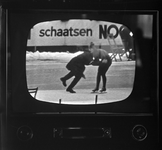 977 Europese schaatskampioenschappen Allround op 22 en 23 januari 1966 te Deventer. Televisiebeelden van een deelnemer ...