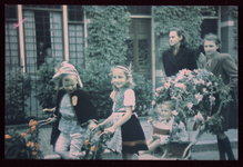 350 Bevrijdingsfeest mei 1945 in de Sint Jurriënstraat, met een kinderoptocht; kinderen zijn verkleed, vlaggen hangen ...