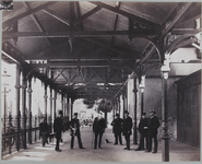 996 -3 Botermarkt aan de Kleine Poot. Aantal heren poseert. De Botermarkt is gebouwd in 1886-1889 naar ontwerp van J.A. ...