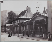 996 -4 Botermarkt aan de Kleine Poot. Aantal heren (en hondje) poseert. De Botermarkt is gebouwd in 1886-1889 naar ...