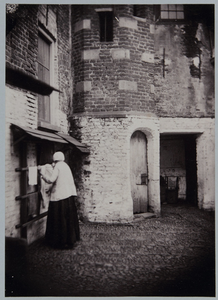 996 -14 Muntentoren. Muntenplaats vóór de restauratie. Vrouw hangt de was op., 1875-01-01