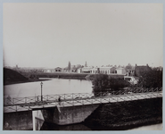 996 -18 Stationsplein te Deventer. Stationsemplacement (Staats Spoorwegen) werd geopend in 1865. Dam op de voorgrond ...