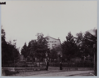996 -27 Buitensociëteit op de Worp. Twelloseweg. Voorgevel met tuin, afgebroken in 1888., 1875-01-01