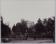 996 -27 Buitensociëteit op de Worp. Twelloseweg. Voorgevel met tuin, afgebroken in 1888., 1875-01-01