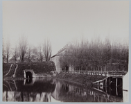 996 -35 Bergpoort gezien richting stadszijde, met stadswal en dam. Kazernestraat., 1875-01-01