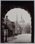 996 -39 Kazernestraat met Bergkerk, gezien door de Bergpoort., 1875-01-01