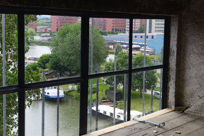 207 Uitzicht vanaf de zolder op de haven en de kantorencomplexen., 2013-07-01