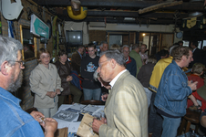 25 Op 4 juni 2004 vond in het antiquariaat De Kameleon de presentatie plaats van het boek De Kleine Overstraat . Het ...